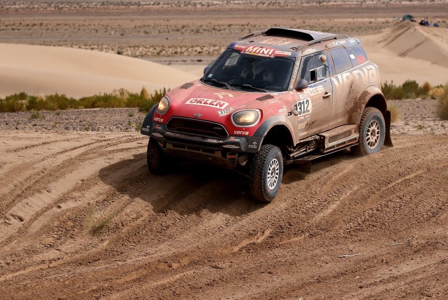 Samochód Jakuba Przygońskiego /David Fernández    /PAP/EPA