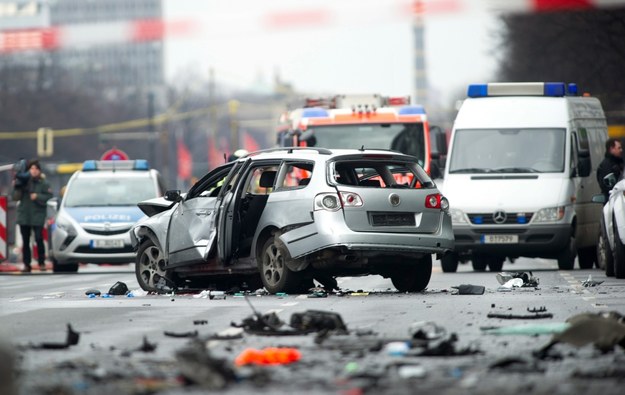 Samochód, który eksplodował w Berlinie /PAUL ZINKEN  /PAP/EPA