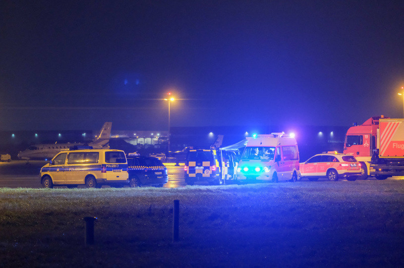 Samochód, który wjechał na płytę, to srebrne BMW na polskich tablicach rejestracyjnych. Pojazd przez kilkaset metrów gonił samolot linii Aegean Airlines /AFP