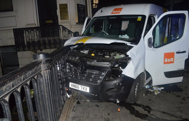 Samochód, którym dokonano zamachu w Londynie. /LONDON METROPOLITAN POLICE HANDOUT /PAP/EPA
