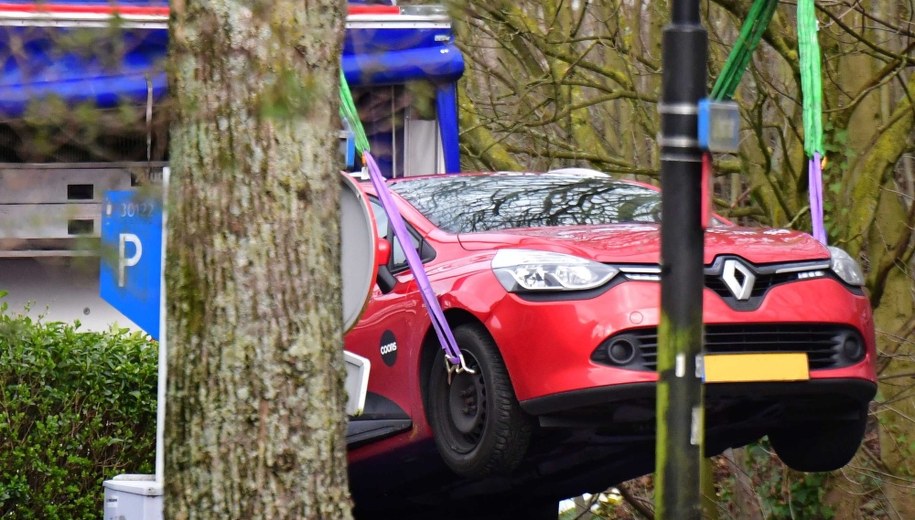 Samochód, którym Gokmen Tanis prawdopodobnie uciekł z miejsca zdarzenia /Robin Utrecht /PAP/EPA