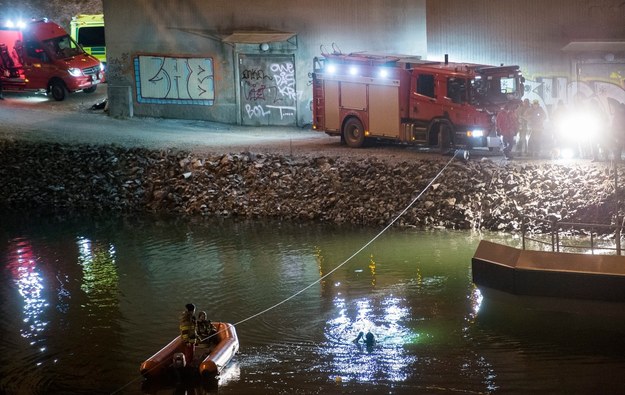 Samochód, którym jechali muzycy, wpadł do wody /JOHAN NILSSON /PAP/EPA