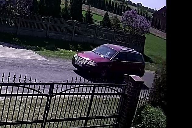 Samochód, którym odjechali sprawcy napadu /Policja