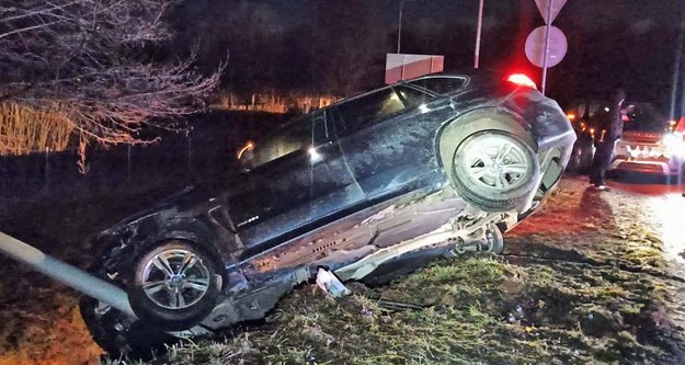 Samochód, którym pijany mężczyzna wjechał do rowu /Policja Mazowiecka  /