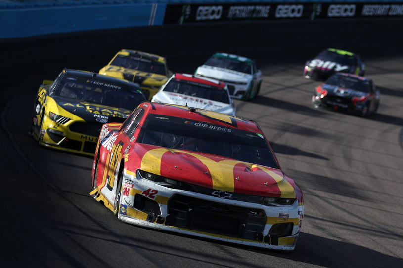 Samochód Larsona w prawdziwym wyścigu /Getty Images