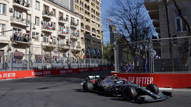 Samochód Lewisa Hamiltona podczas Grand Prix Baku /VALDRIN XHEMAJ    /PAP/EPA