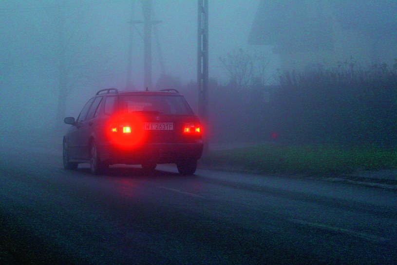 Samochód musi być wyposażony w co najmniej jedno tylne światło przeciwmgłowe. Zgodnie z przepisami ruchu drogowego można je włączyć, gdy przejrzystość powietrza spadnie poniżej 50 m (dla orientacji – połowa odległości między dwoma słupkami kilometrowymi przy drodze). Wynika z tego jasno, że ze świateł można korzystać podczas bardzo gęstej mgły. Nadużywanie tylnych świateł przeciwmgłowych, tak jak w przypadku przednich, powoduje oślepianie innych prowadzących. Kara za niewłaściwe użycie świateł przeciwmgłowych to 2 punkty karne i 100 zł. /Motor