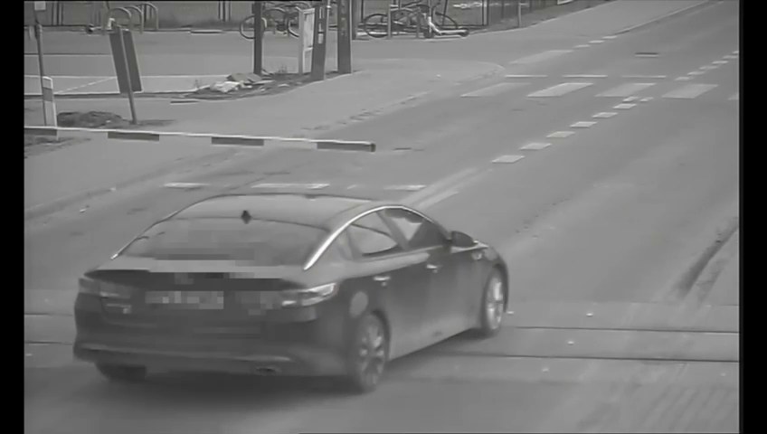 Samochód na przejeździe kolejowym /KSP /Policja