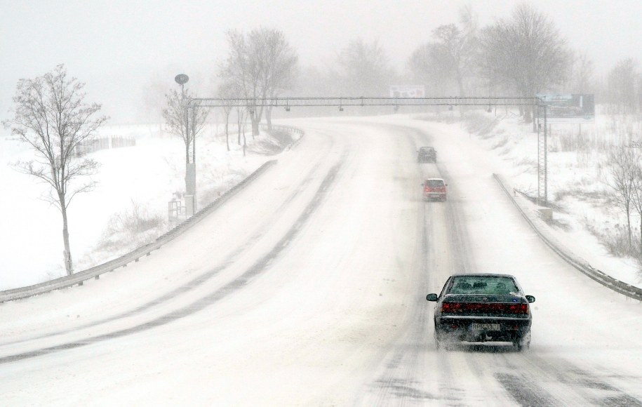 Samochód na zaśnieżonej drodze krajowej nr 77 w Żurawicy na Podkarpaciu /Darek Delmanowicz /PAP