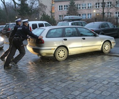 Samochód nie chce zapalić na mrozie? Lepiej nie odpalaj go na pych ani hol