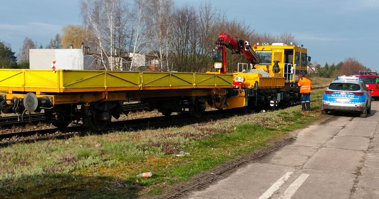 Samochód nie miał szans z pojazdem szynowym. Kierowca cudem przeżył /Policja