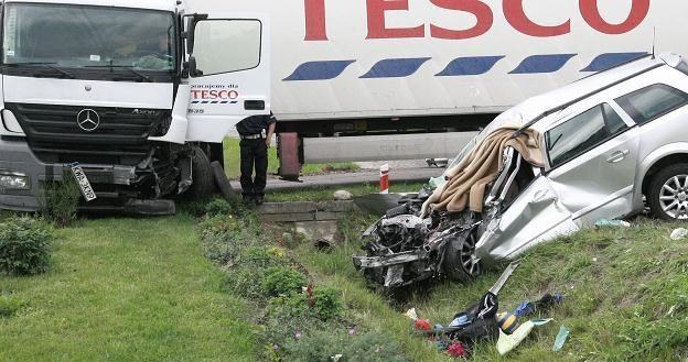 Samochód osobowy nie ma szans w starciu z ciężarówką /PAP