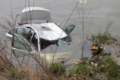 Samochód osobowy wpadł do jeziora w Warszawie