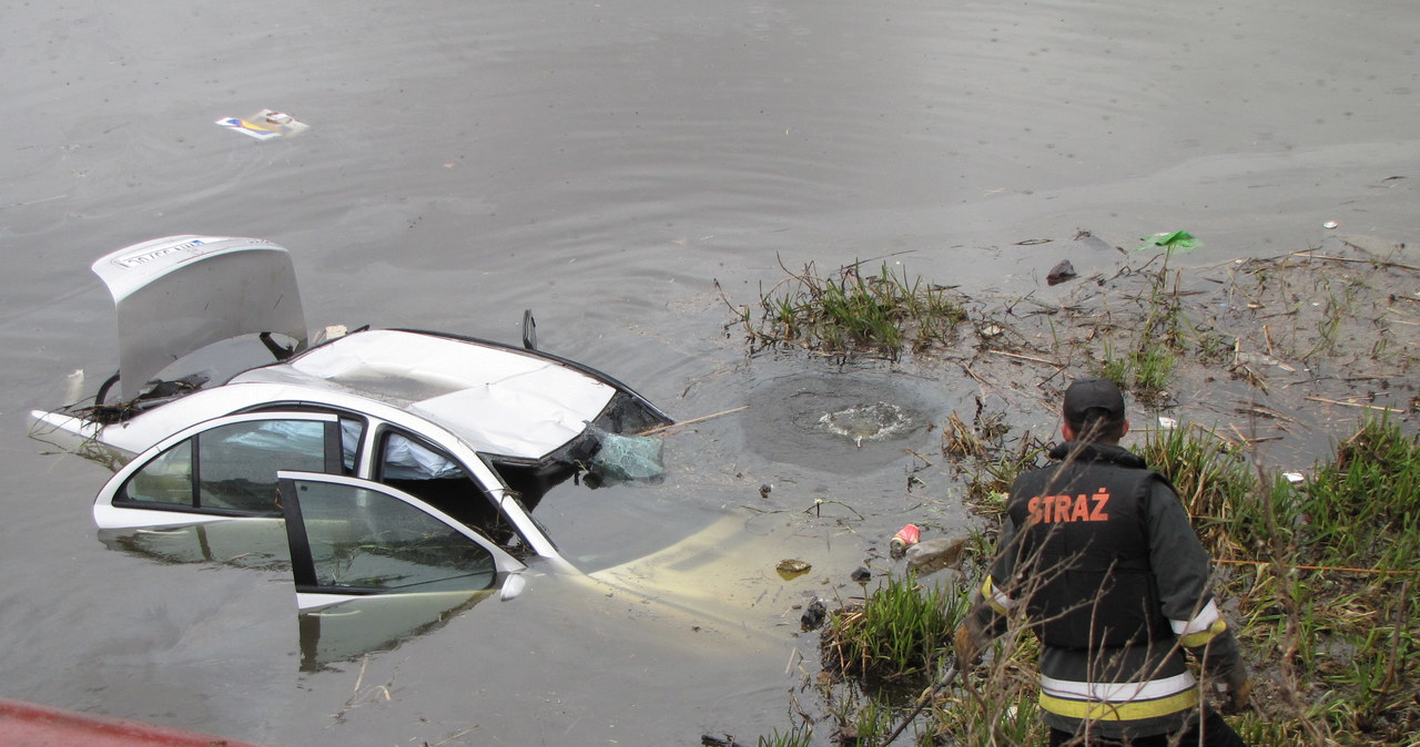 Samochód osobowy wpadł do jeziora w Warszawie