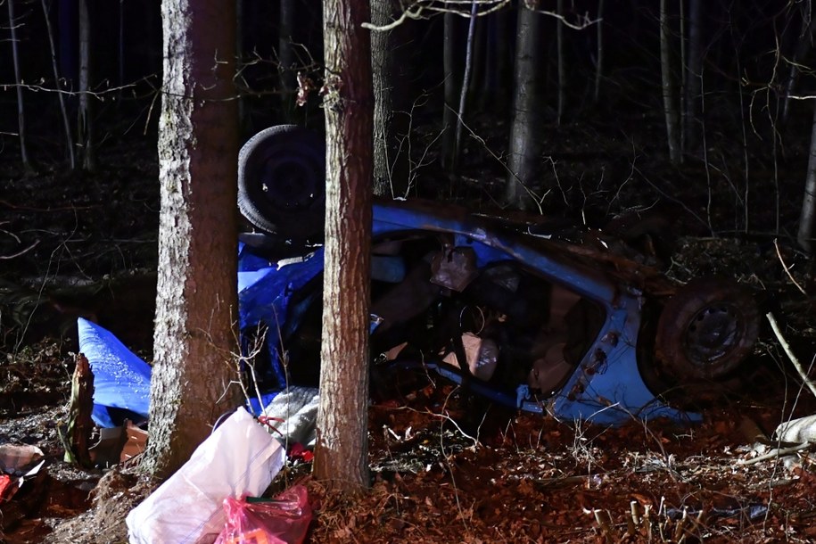 Samochód osobowy wypadł z jezdni, dachował i wpadł w przydrożne drzewa /Adam Warżawa /PAP