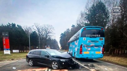 Samochód osobowy zderzył się z autokarem. Dwie osoby w szpitalu 