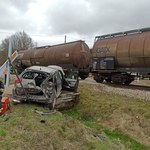 Samochód osobowy zderzył się z pociągiem towarowym. Jedna osoba ranna