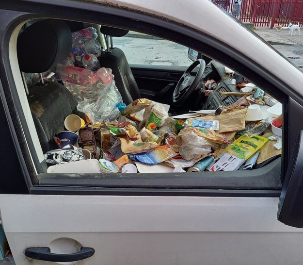 Samochód pełen śmieci /foto: Polizeiinspektion Neubrandenburg /