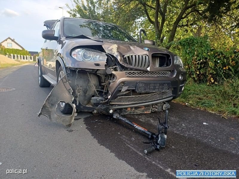 Samochód po zderzeniu z hulajnogą, fot. Policja Wrocław /