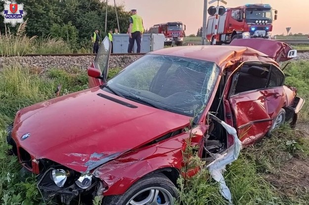 Samochód po zderzeniu z szynobusem /KMP Zamość /Policja