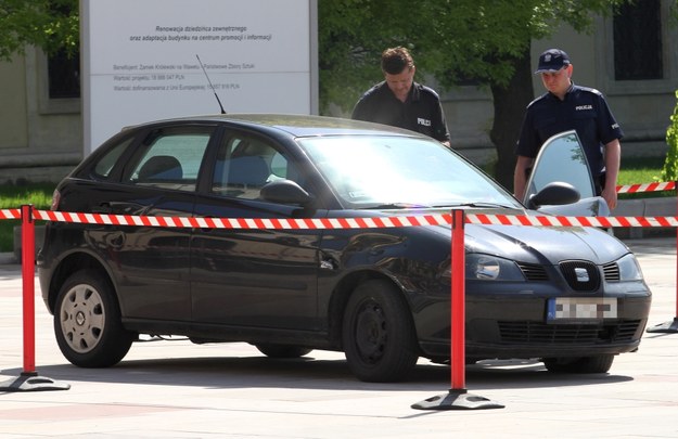 Samochód podejrzanego na dziedzińcu Wawelu /Jacek Bednarczyk /PAP