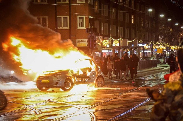 Samochód podpalony w Amsterdamie /NICKELAS KOK /PAP/EPA