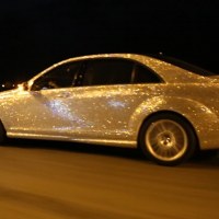 Naszpikowany kryształkami Swarovskiego samochód