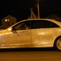 Naszpikowany kryształkami Swarovskiego samochód