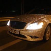 Naszpikowany kryształkami Swarovskiego samochód
