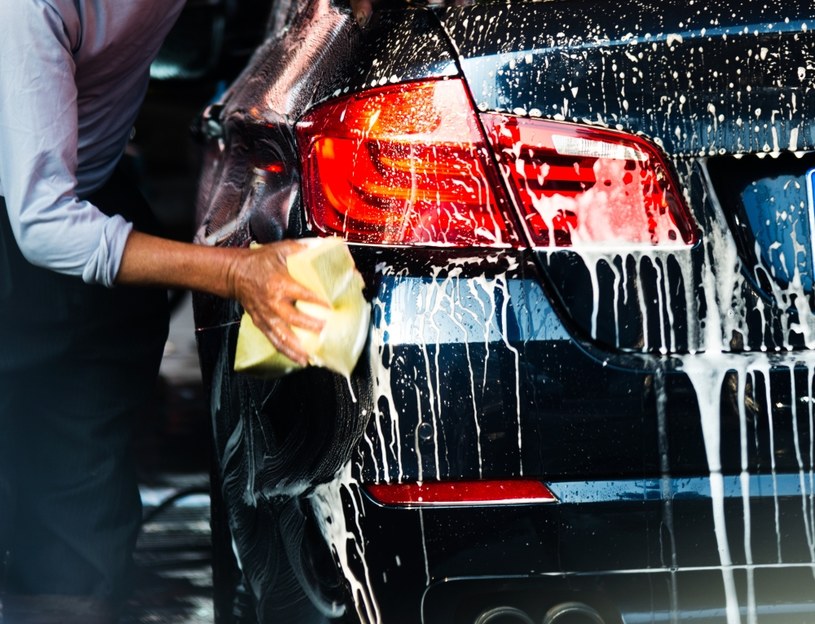 Samochód powinniśmy czyścić przeznaczonymi do tego specyfikami. Lepiej nie używać płynu do mycia naczyń. /Pixel