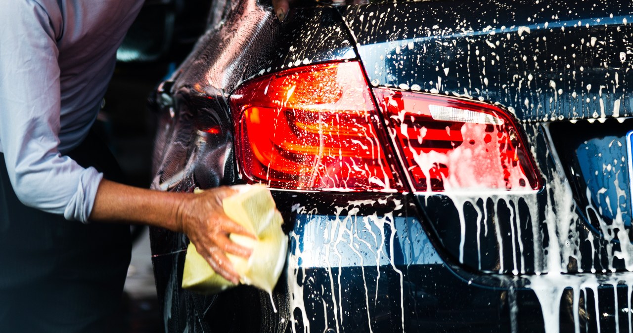 Samochód powinniśmy czyścić przeznaczonymi do tego specyfikami. Lepiej nie używać płynu do mycia naczyń. /Pixel