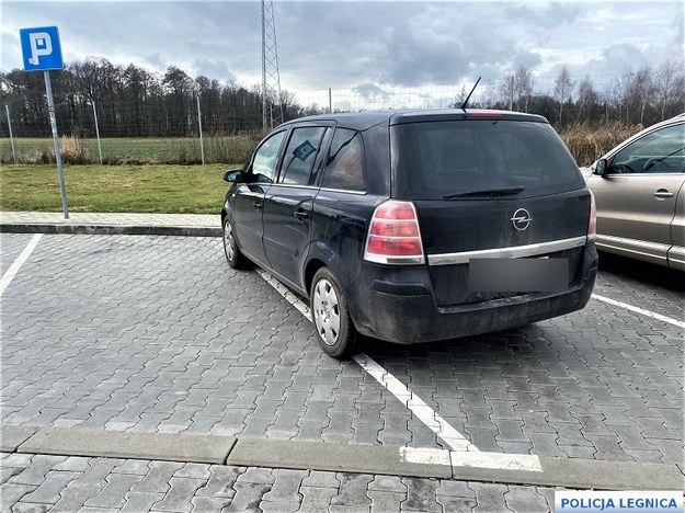 Samochód pozostawiony w Miejscu Obsługi Podróżnych /KMP Legnica /Policja