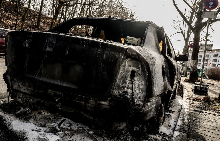 Samochód pracownika polskiej ambasady został podpalony. Auto oznakowane było jako dyplomatyczne /FILIP SINGER /PAP/EPA