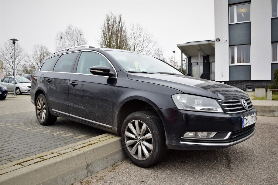 Samochód prowadzony przez kobietę zawisł na krawężniku /Policja