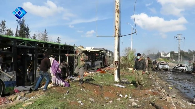Samochód-pułapka eksplodował w miejscu postoju złożonego z 75 autokarów konwoju, niedaleko Aleppo. Zginęło w sumie 126 osób /THIQA NEWS AGENCY/HANDOUT /PAP/EPA