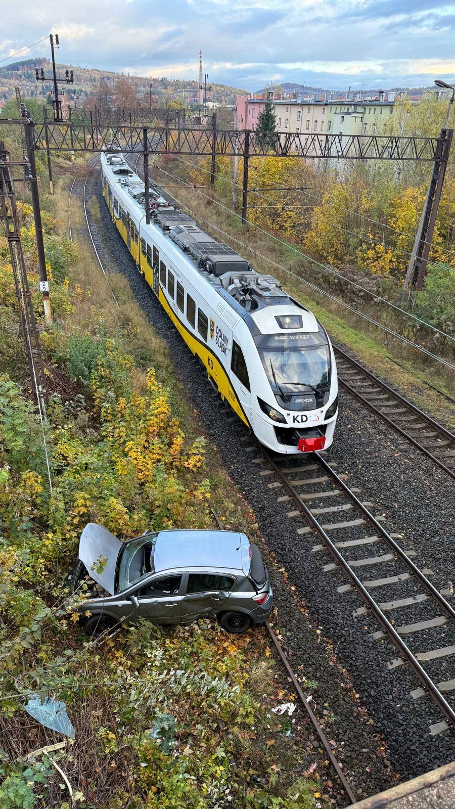 Samochód runął z wiaduktu /KMP w Jeleniej Górze /