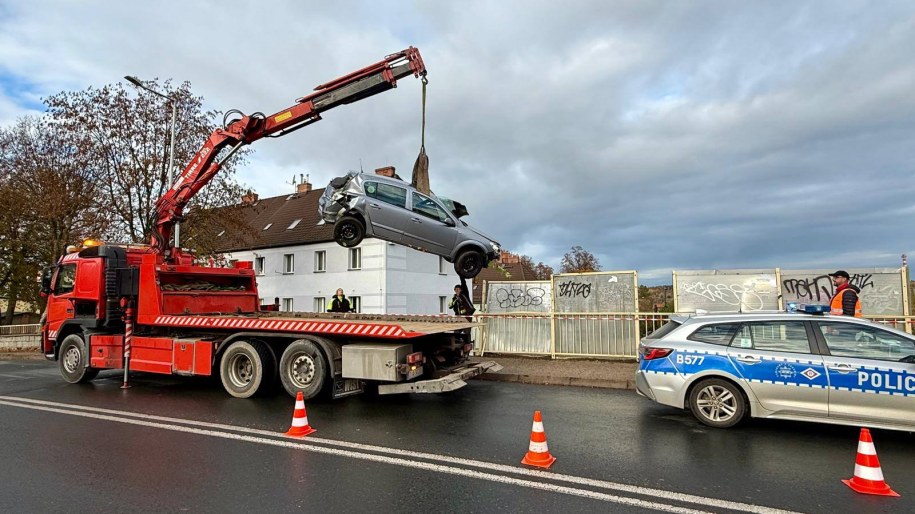 Samochód runął z wiaduktu /KMP w Jeleniej Górze /