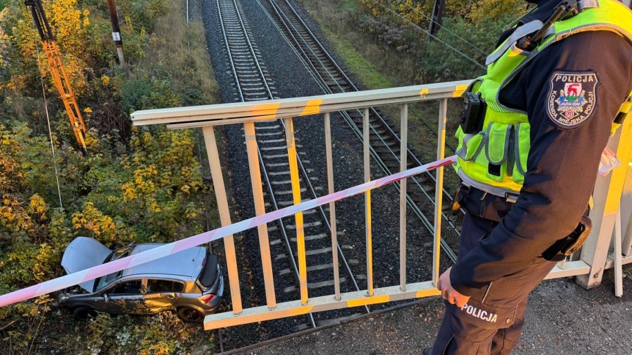Samochód runął z wiaduktu /KMP w Jeleniej Górze /