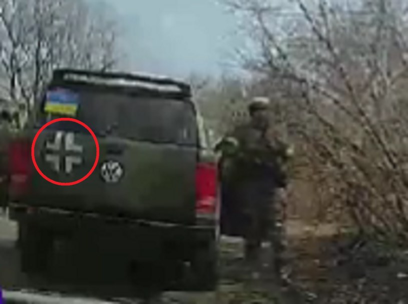 Samochód rzekomych "ukraińskich żołnierzy" ma namalowany na tylnych drzwiach niemiecki krzyż /Twitter