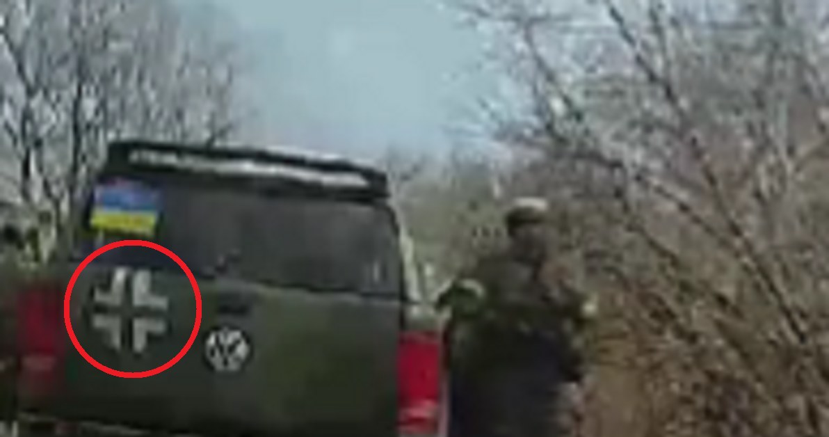 Samochód rzekomych "ukraińskich żołnierzy" ma namalowany na tylnych drzwiach niemiecki krzyż /Twitter