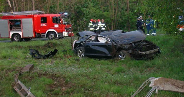 Samochód ściął betonowy słup /Policja