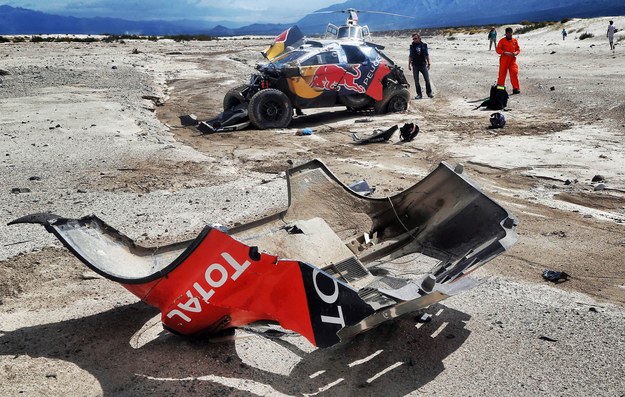 Samochód Sebastiena Loeba po wypadku na trasie 8. etapu Rajdu Dakar /@WORLD/ANDRE LAVADINHO /PAP/EPA