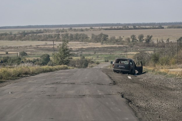 Samochód Sił Zbrojnych Ukrainy uderzony przez rosyjskiego drona, przy drodze w kierunku Wuhłedaru w obwodzie donieckim na wschodzie Ukrainy /Ukrinform/Dmytro Smolienko /East News