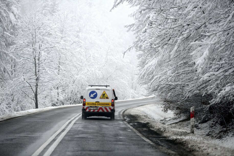 Samochód służby drogowej na drodze krajowej numer 28 w Cisowej (woj. podkarpackie) /Darek Delmanowicz /PAP