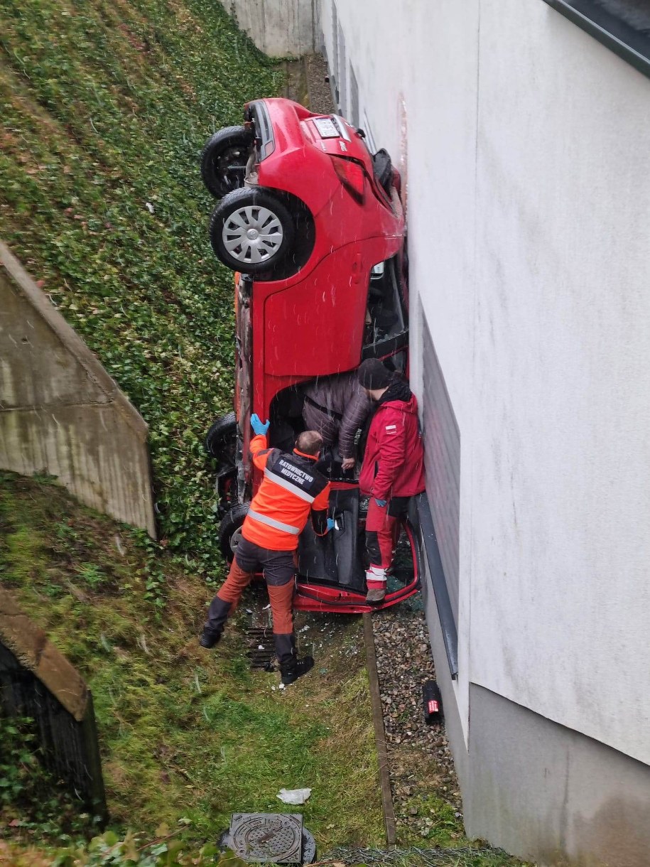 Samochód spadł z przyszpitalnego parkingu /Gorąca Linia RMF FM