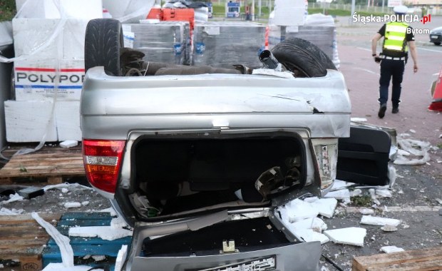 Samochód spadł ze skarpy na parking hipermarketu. Kierowca był pijany