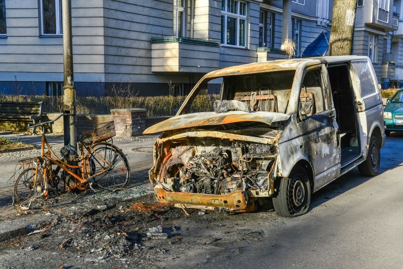 Samochód spalony na jednej z ulic Berlina /Getty Images