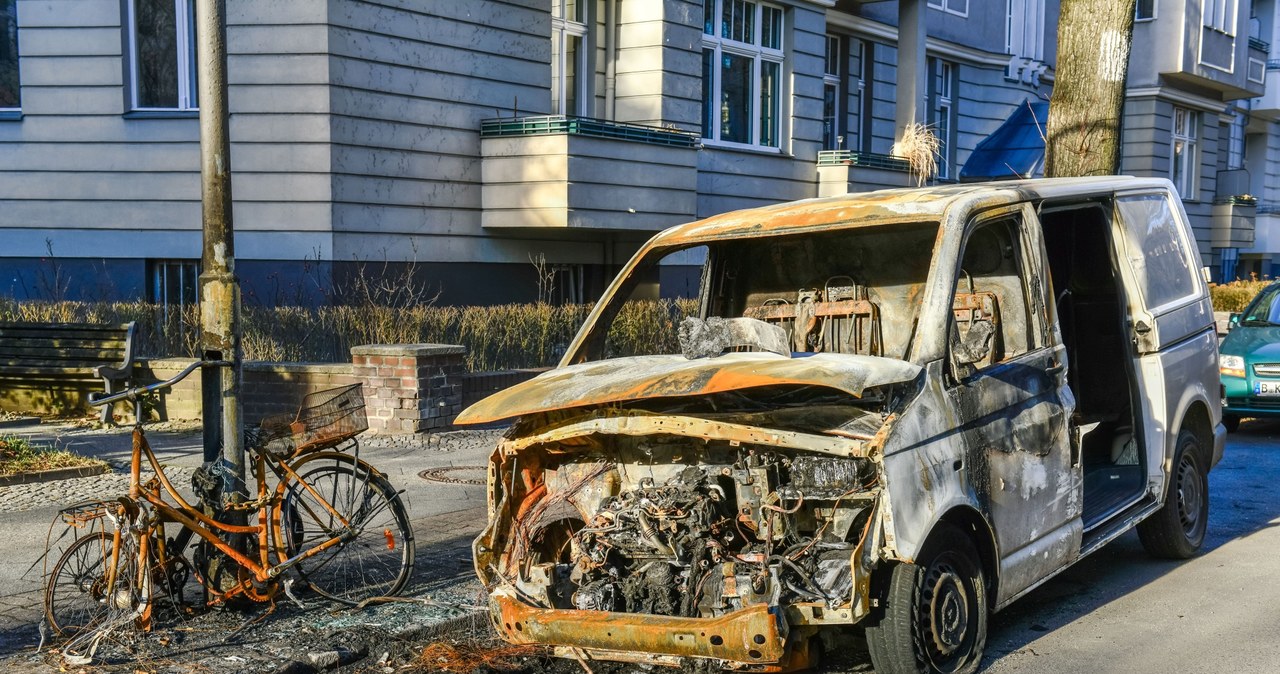 Samochód spalony na jednej z ulic Berlina /Getty Images