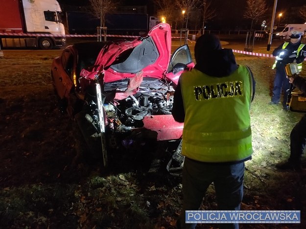 Samochód sprawcy wypadku na ulicy Jana III Sobieskiego we Wrocławiu /KMP Wrocław /Materiały prasowe