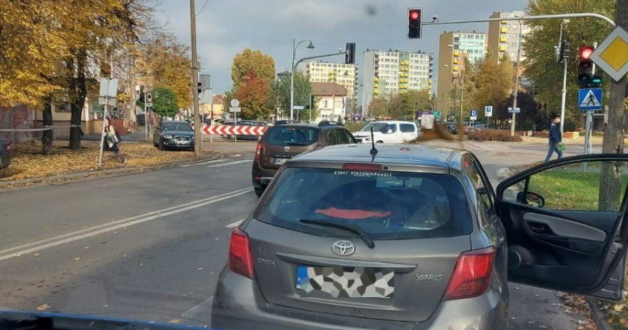 Samochód stał, a jego silnik pracował na wysokich obrotach /Policja